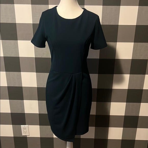 Elegant Dark Green Dress - Picture 1 of 2